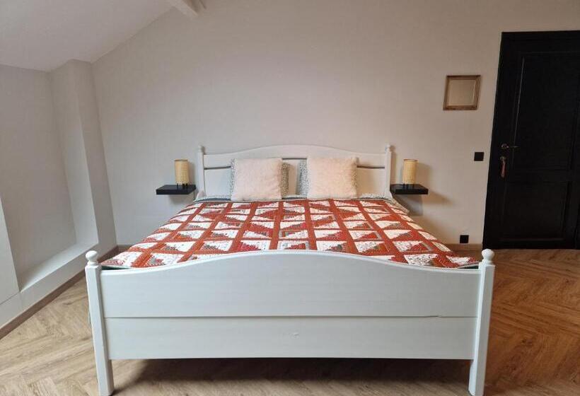 标准三人间, Habitat