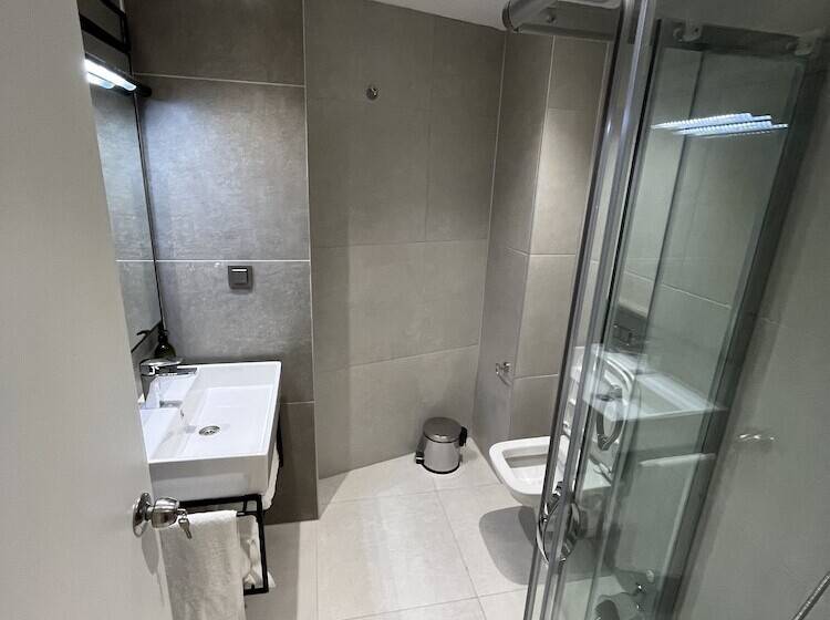 スタンダードルーム, Sezer S Oliva