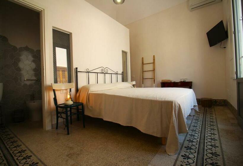 اتاق لوکس با چشمانداز دریا, Ajamola 800