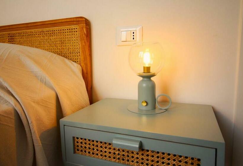 اتاق عادی, Ajamola 800