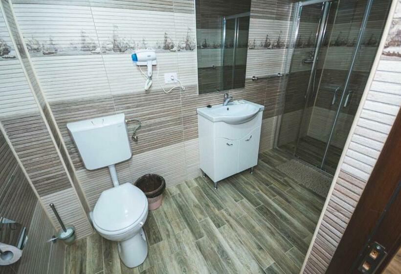 四人标准间, La Roby Si Niko