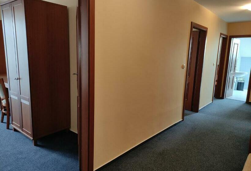 سوییت با چشم‌انداز کوه, Villa Cassandra