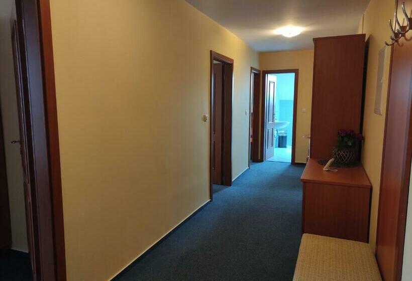 سوییت با چشم‌انداز کوه, Villa Cassandra