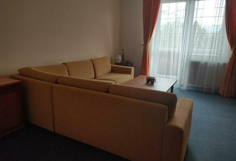 سوییت با چشم‌انداز کوه, Villa Cassandra