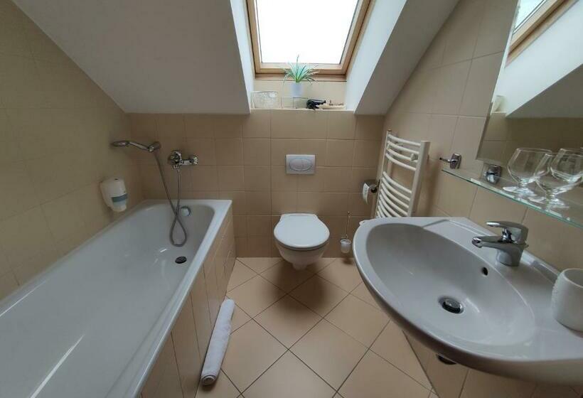 اتاق استاندارد سه تخته با بالکن, Villa Cassandra