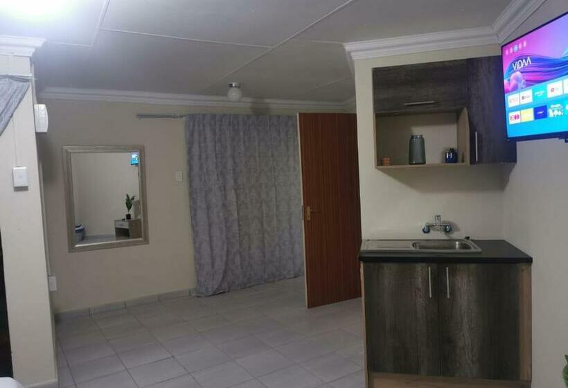 غرفة ديلوكس, Phindulo Bed And Breakfast   No Loadshedding, Smart Tvs & Unlimited Free Fibre Wifi