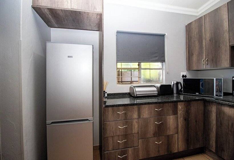 דירת חדר דלוקס, Somethin Special