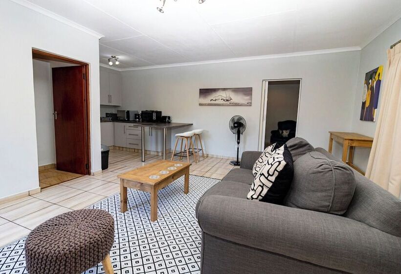 דירת חדר דלוקס, Somethin Special