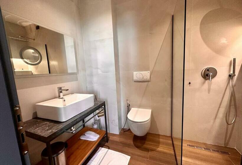 חדר דלוקס עם מרפסת נוף לים, Frojd Kune Resort & Beach