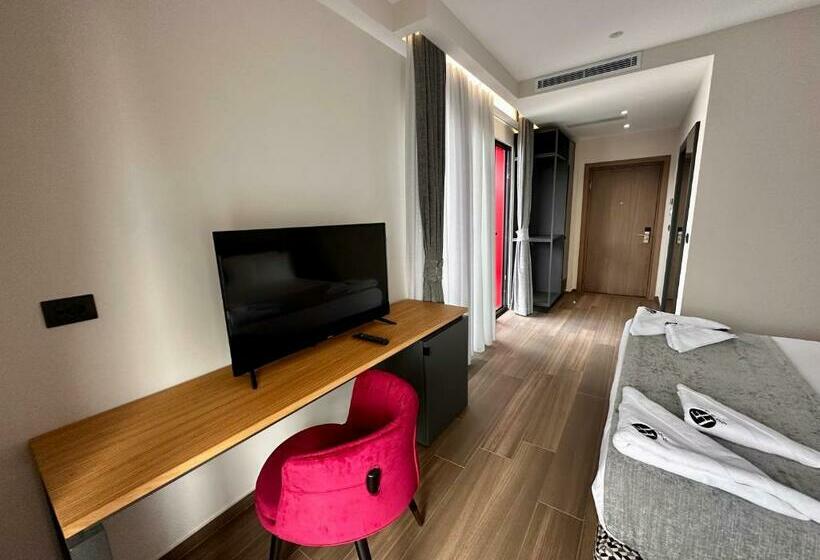 חדר דלוקס עם מרפסת נוף לים, Frojd Kune Resort & Beach