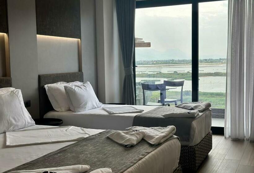 바다 전망 디럭스 3인룸, Frojd Kune Resort & Beach
