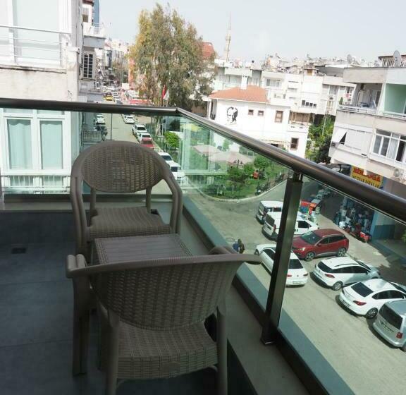 带阳台的豪华间, Zenia