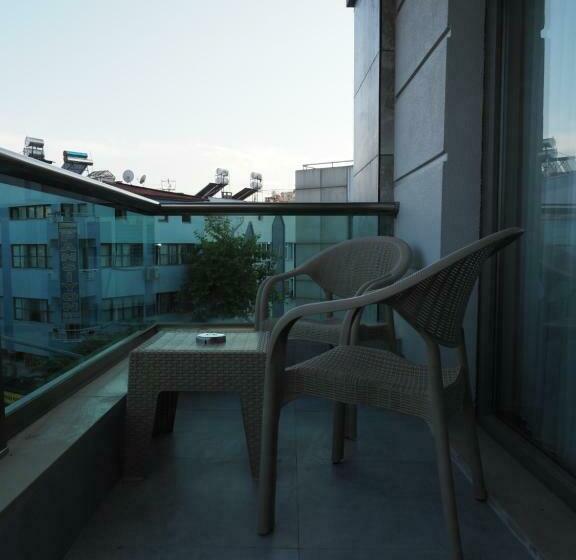 带阳台的豪华间, Zenia