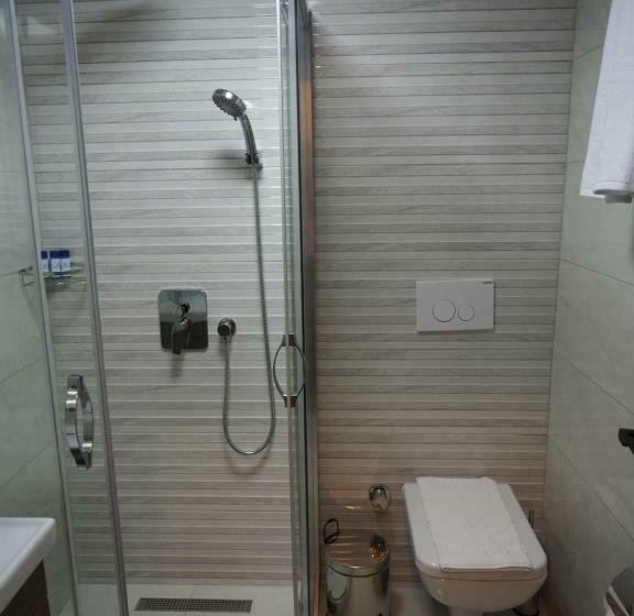 带阳台的豪华间, Zenia