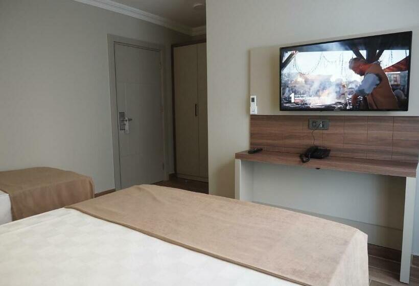 舒适三人间, Zenia