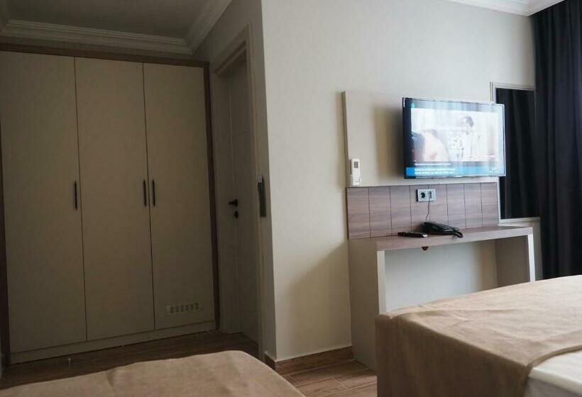 舒适三人间, Zenia