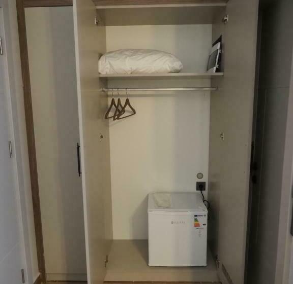 舒适三人间, Zenia