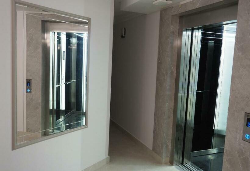 标准三人间, Zenia