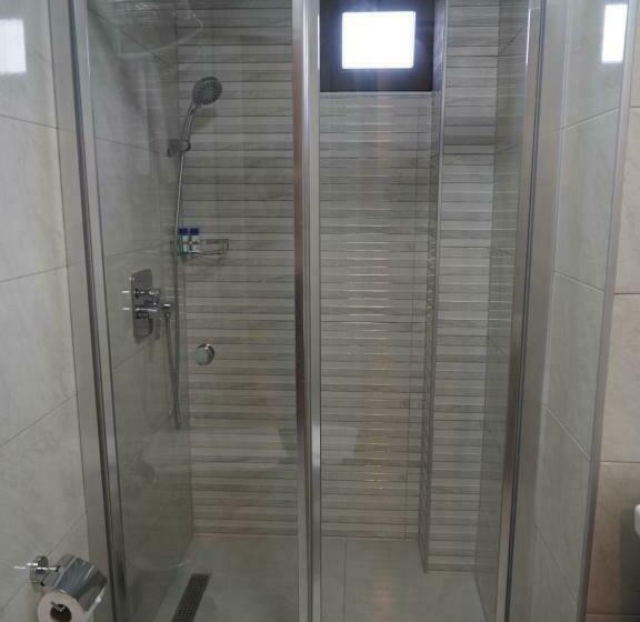 标准三人间, Zenia