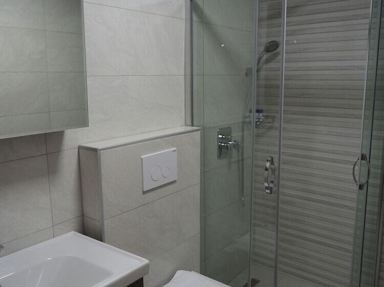 标准三人间, Zenia