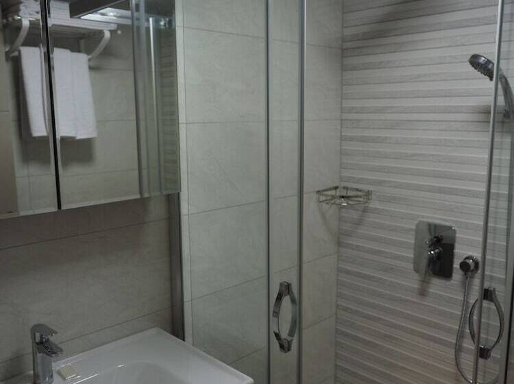 标准三人间, Zenia