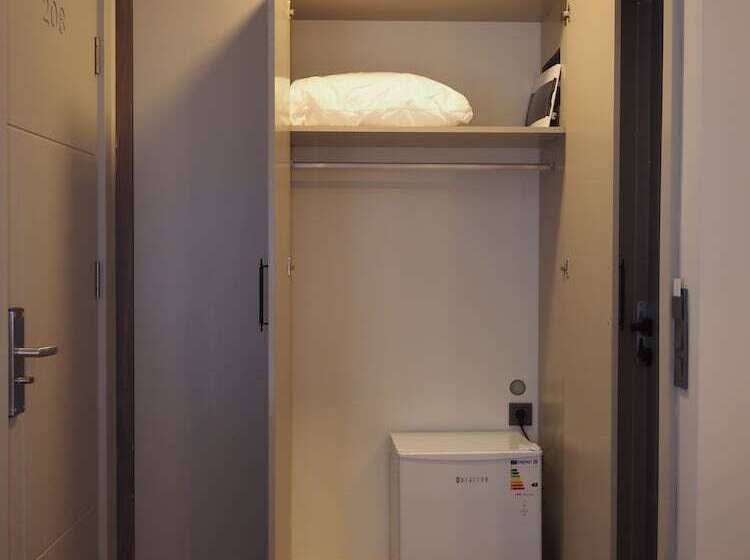 标准三人间, Zenia