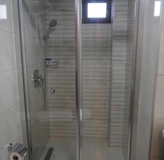 舒适三人间, Zenia