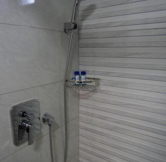 舒适三人间, Zenia