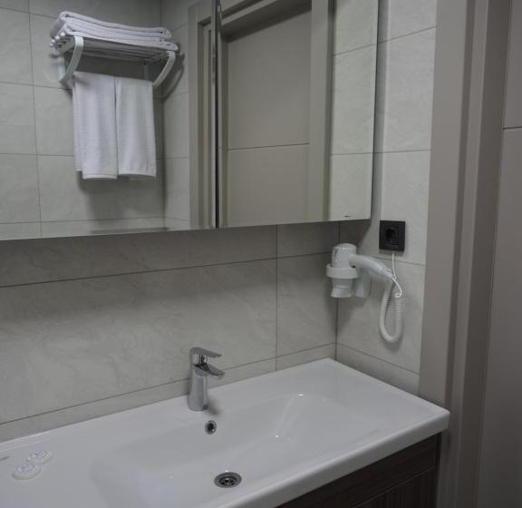 舒适三人间, Zenia