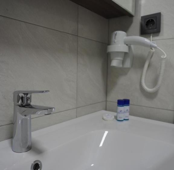 舒适三人间, Zenia