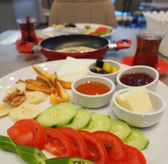 标准三人间, Zenia