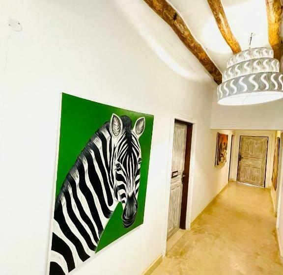 اتاق لوکس, Nyumba Ya Afrika