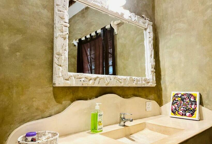 اتاق لوکس با بالکن, Nyumba Ya Afrika