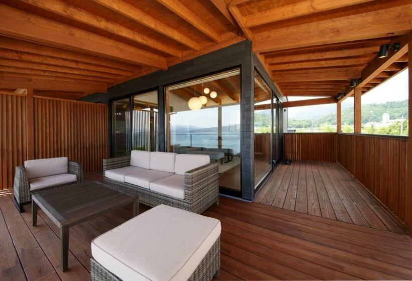 スリーベッドルーム　ヴィラ, 瑠璃浜