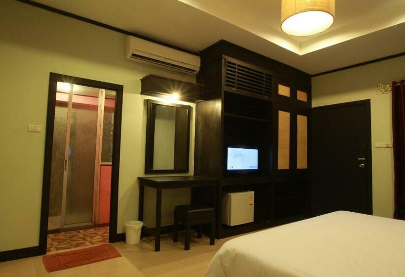 带阳台的高级房间, Nice Resort Pattaya