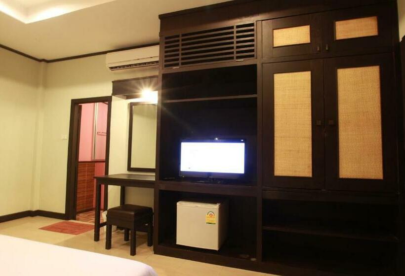 带阳台的高级房间, Nice Resort Pattaya