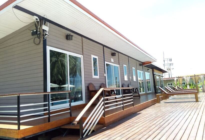 プールの見えるスーペリアルーム, The Ford Sunset Beach Resort