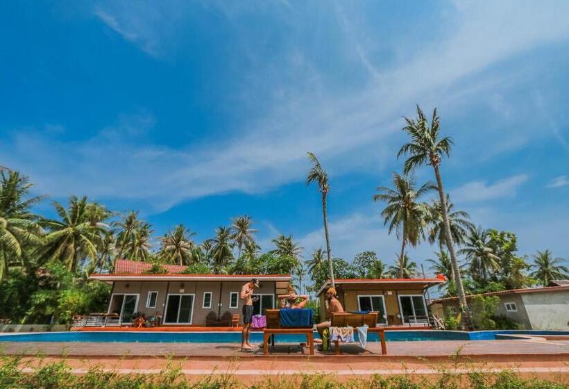 プールの見えるスーペリアルーム, The Ford Sunset Beach Resort