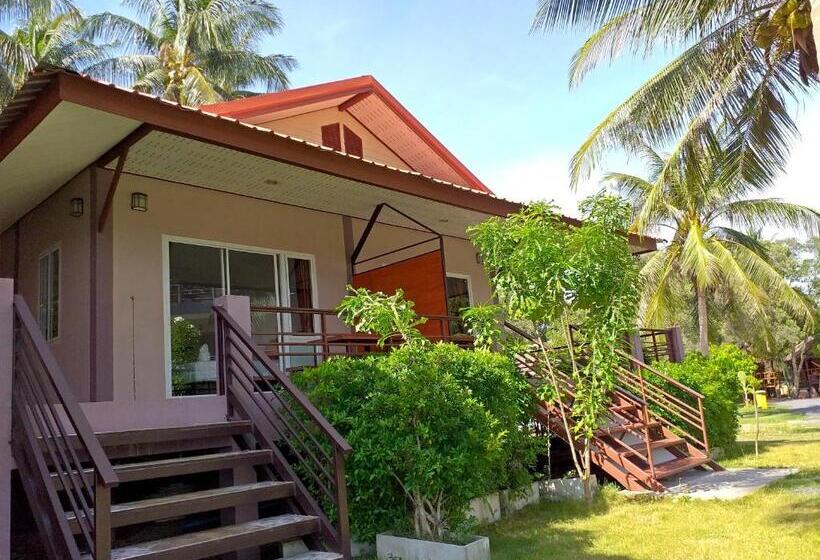 デラックストリプルルーム, The Ford Sunset Beach Resort