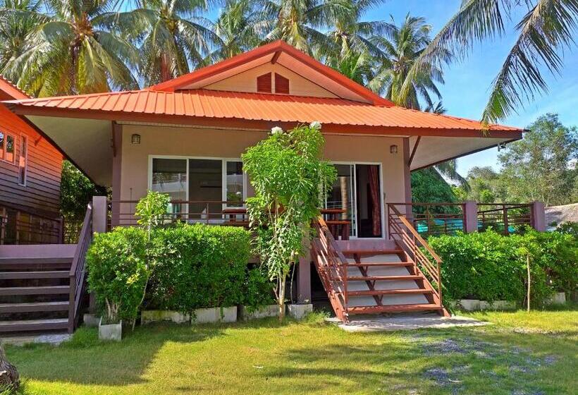 デラックストリプルルーム, The Ford Sunset Beach Resort