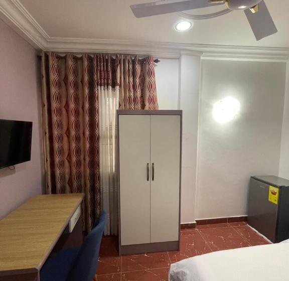 اتاق استاندارد یک نفره, George Vee Hotel Ltd