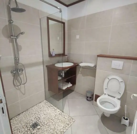 اتاق استاندارد چهار تخته, Villa Grondin