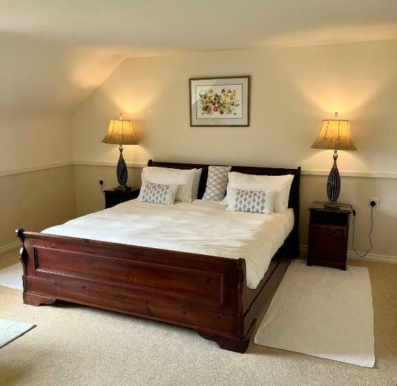 Номер Deluxe, Faul House