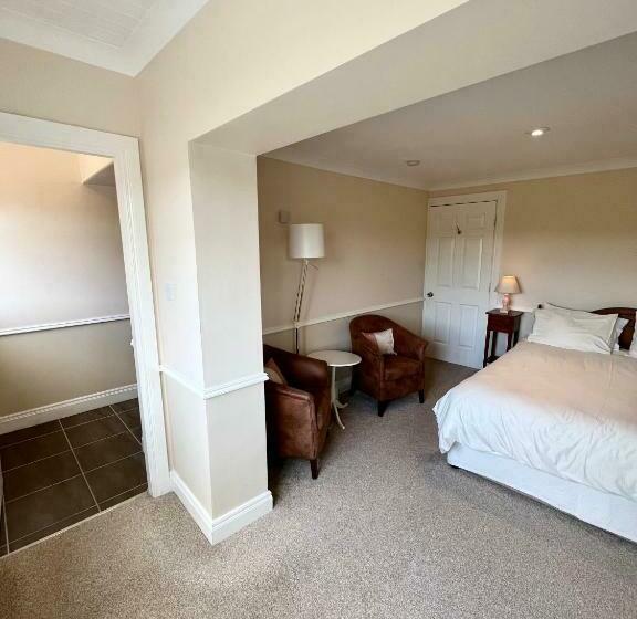 غرفة ديلوكس, Faul House