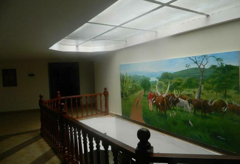 سوییت جونیور, Igongo Country Hotel & Cultural Centre