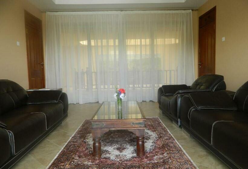 سوییت جونیور, Igongo Country Hotel & Cultural Centre