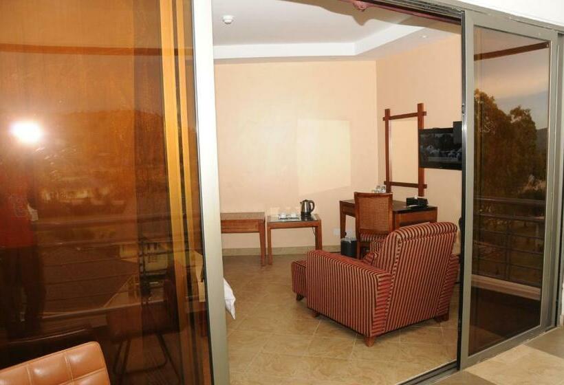 سوییت جونیور, Igongo Country Hotel & Cultural Centre