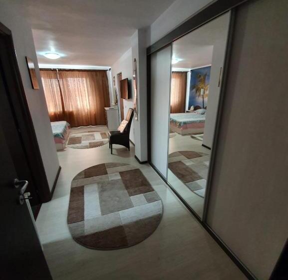 غرفة قياسية مزوَّدة بتراس, La Grig