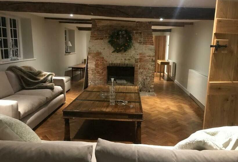 Deluxe Rum, Charlton End   Goodwood Events