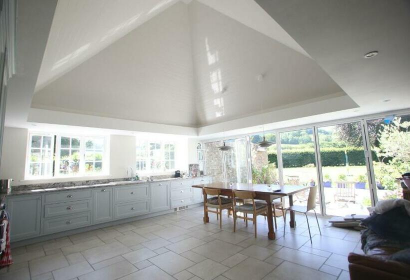 Deluxe Rum, Charlton End   Goodwood Events